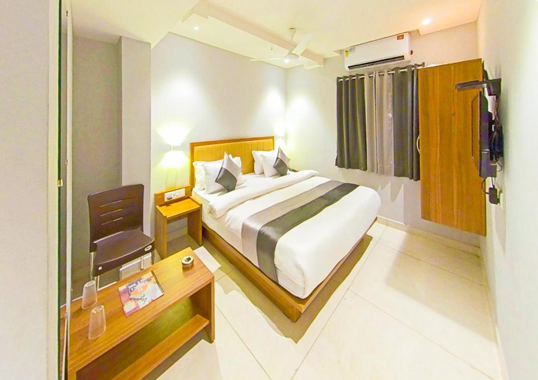 Hotel Nova Star Rajkot Buitenkant foto
