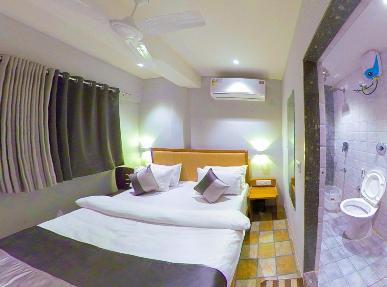 Hotel Nova Star Rajkot Buitenkant foto
