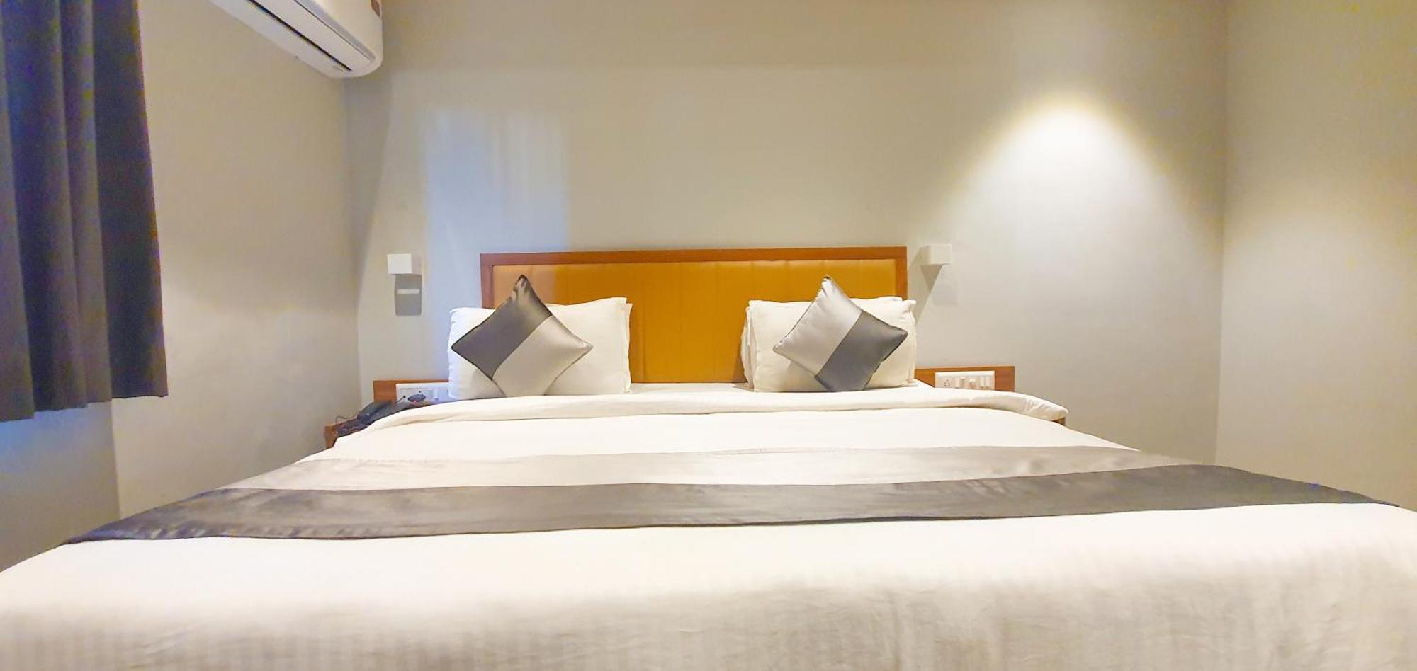 Hotel Nova Star Rajkot Buitenkant foto
