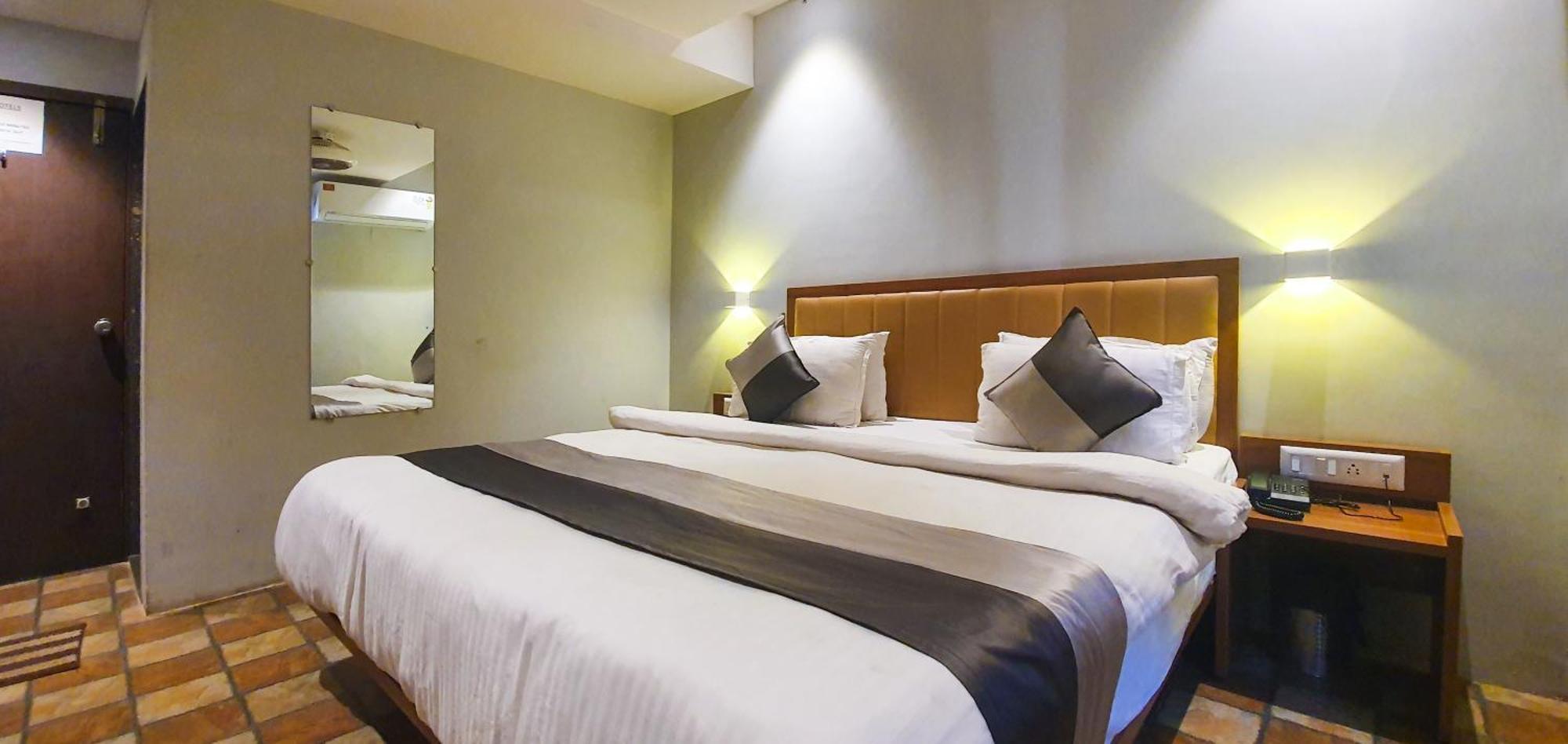 Hotel Nova Star Rajkot Buitenkant foto