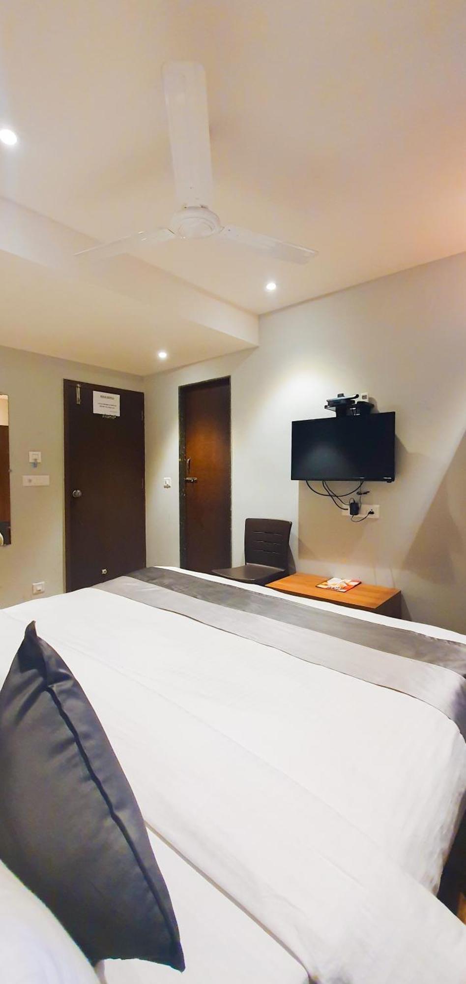 Hotel Nova Star Rajkot Buitenkant foto