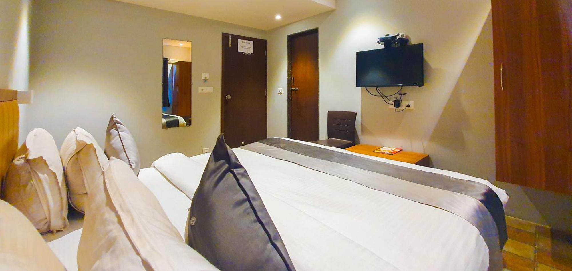 Hotel Nova Star Rajkot Buitenkant foto