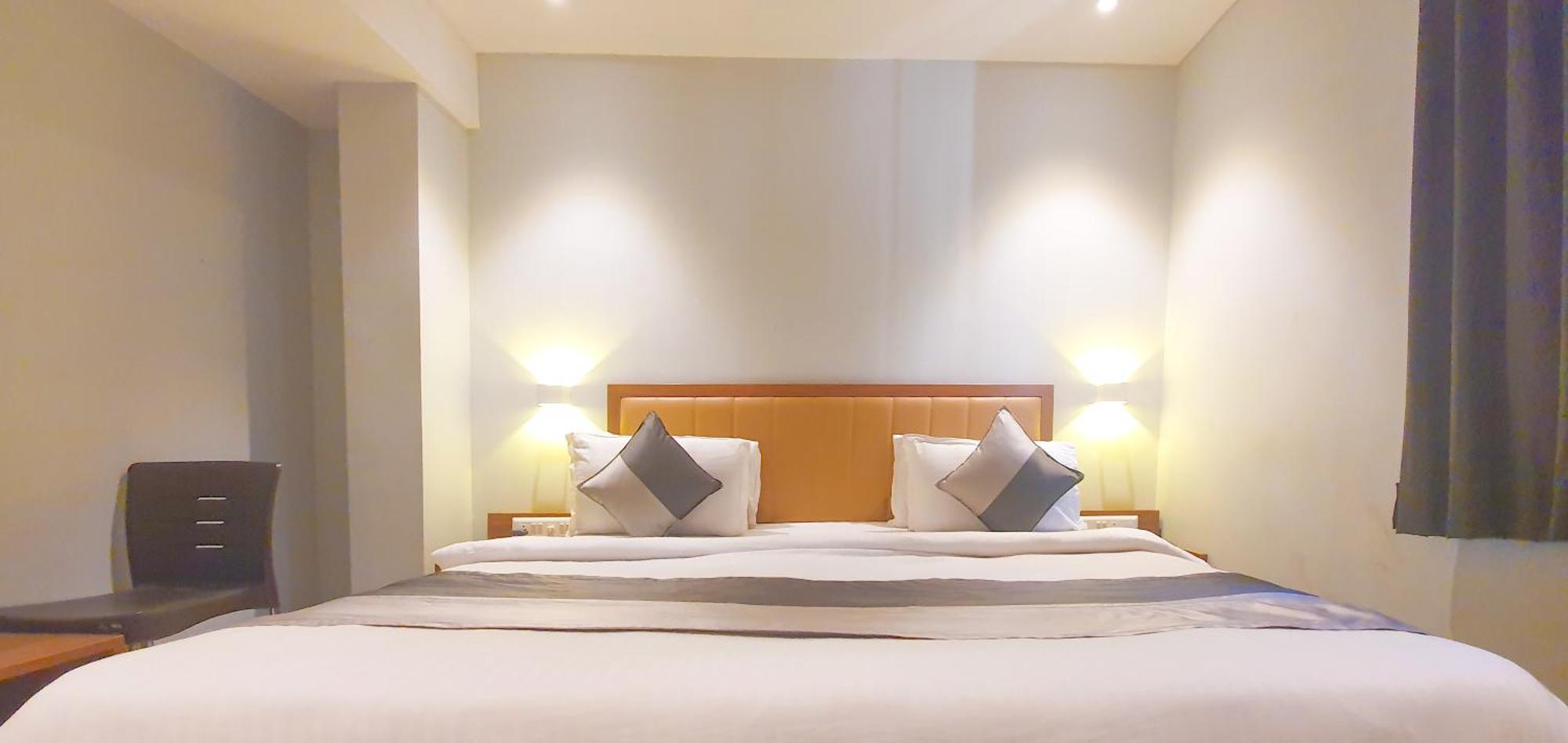 Hotel Nova Star Rajkot Buitenkant foto