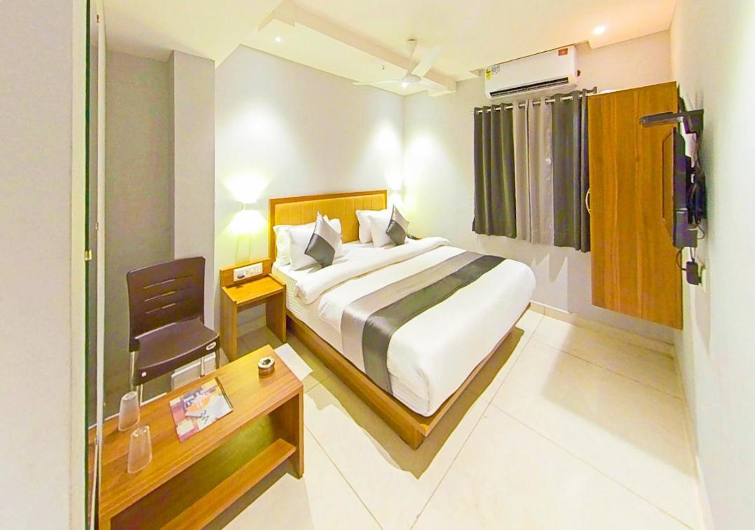 Hotel Nova Star Rajkot Buitenkant foto
