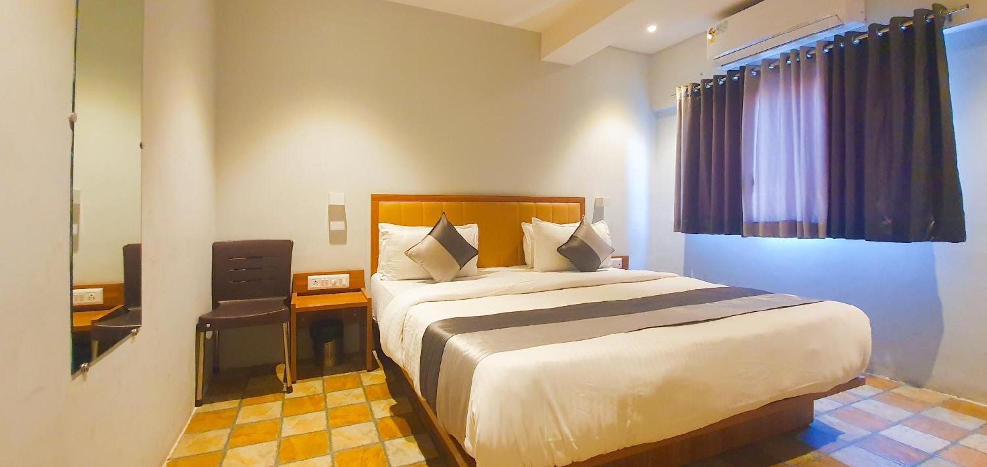 Hotel Nova Star Rajkot Buitenkant foto