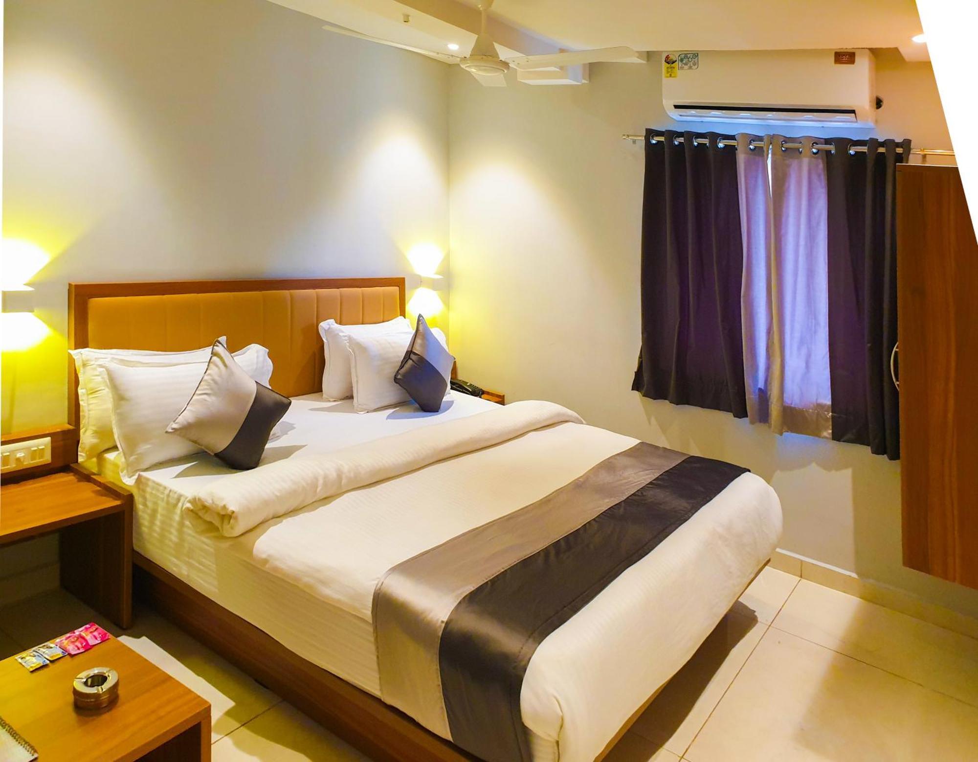 Hotel Nova Star Rajkot Buitenkant foto