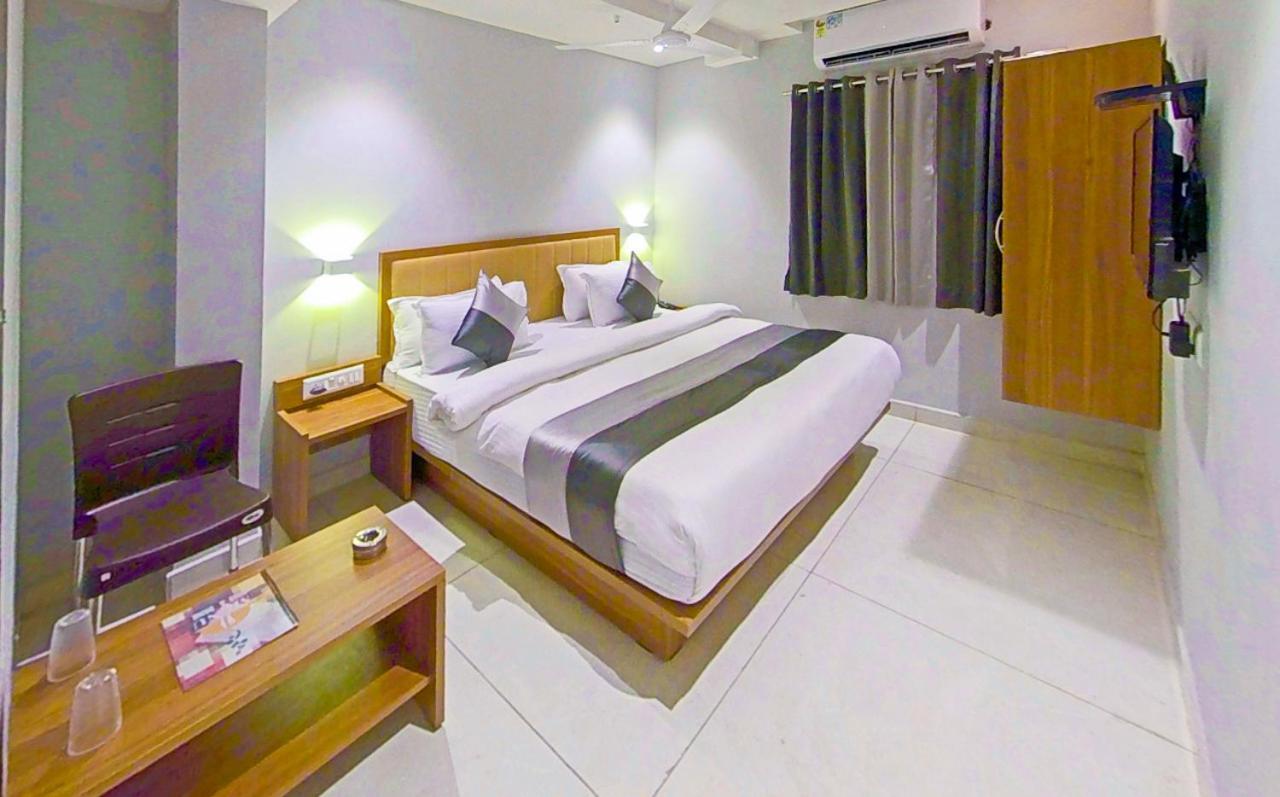 Hotel Nova Star Rajkot Buitenkant foto