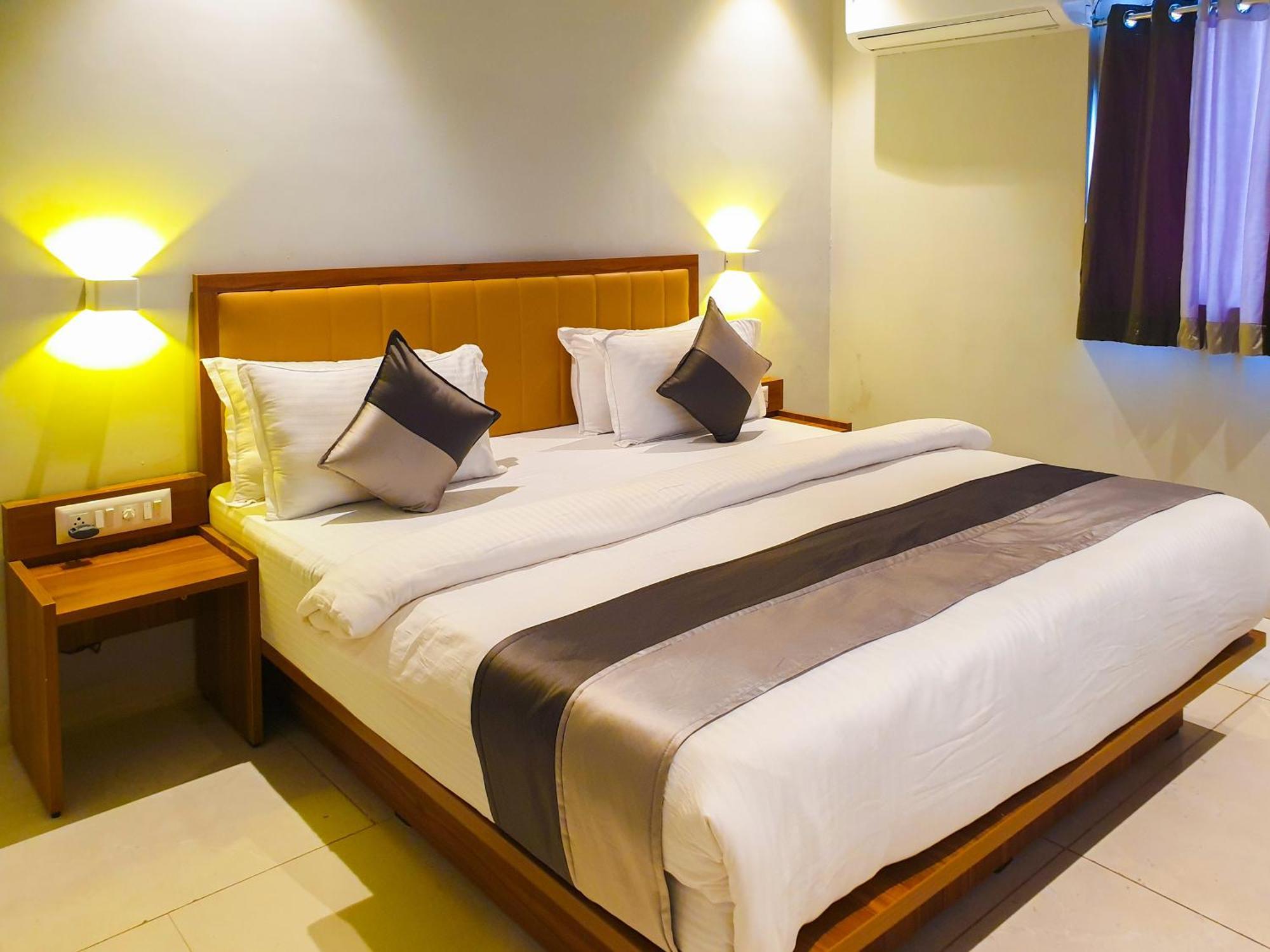 Hotel Nova Star Rajkot Buitenkant foto