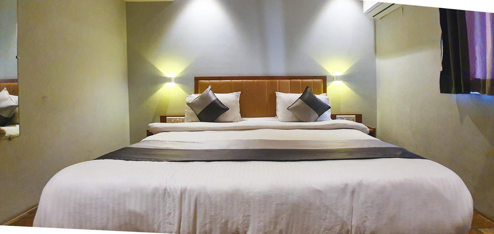 Hotel Nova Star Rajkot Buitenkant foto