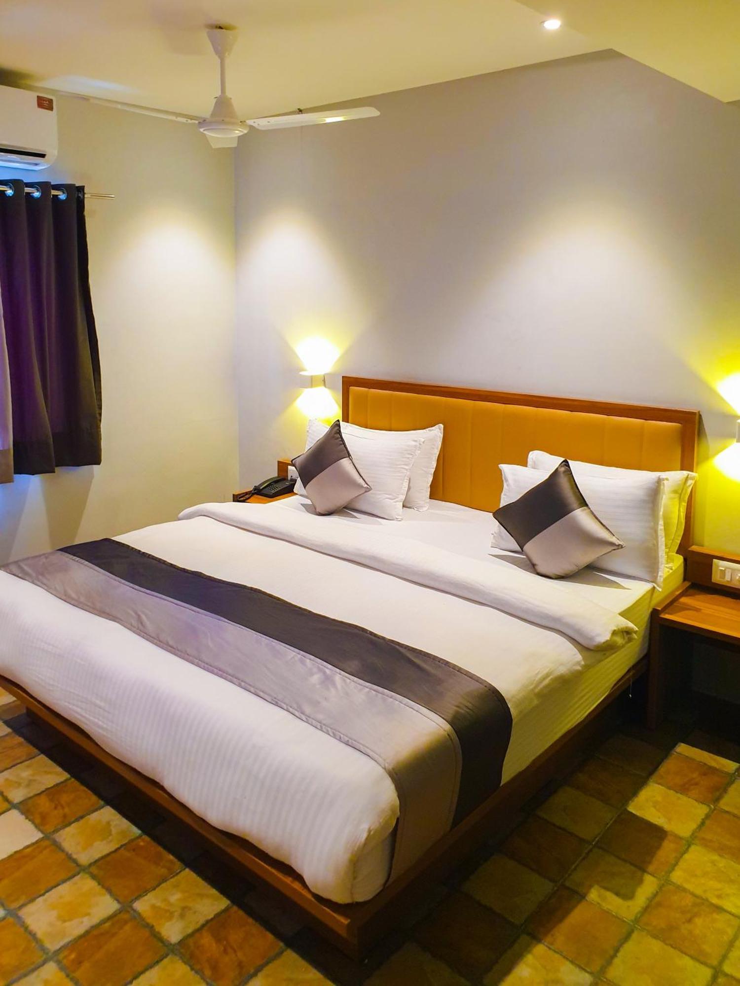 Hotel Nova Star Rajkot Buitenkant foto