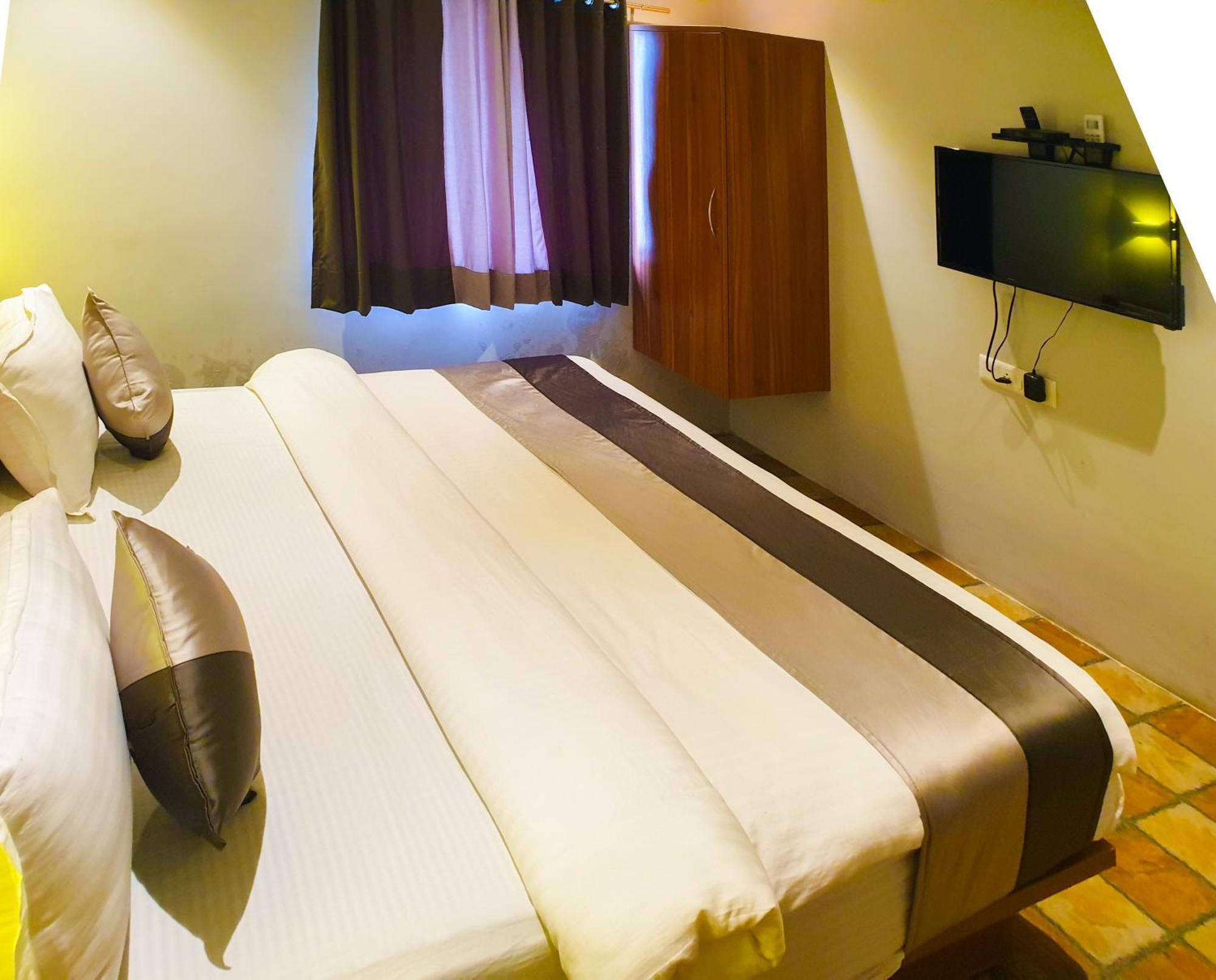 Hotel Nova Star Rajkot Buitenkant foto